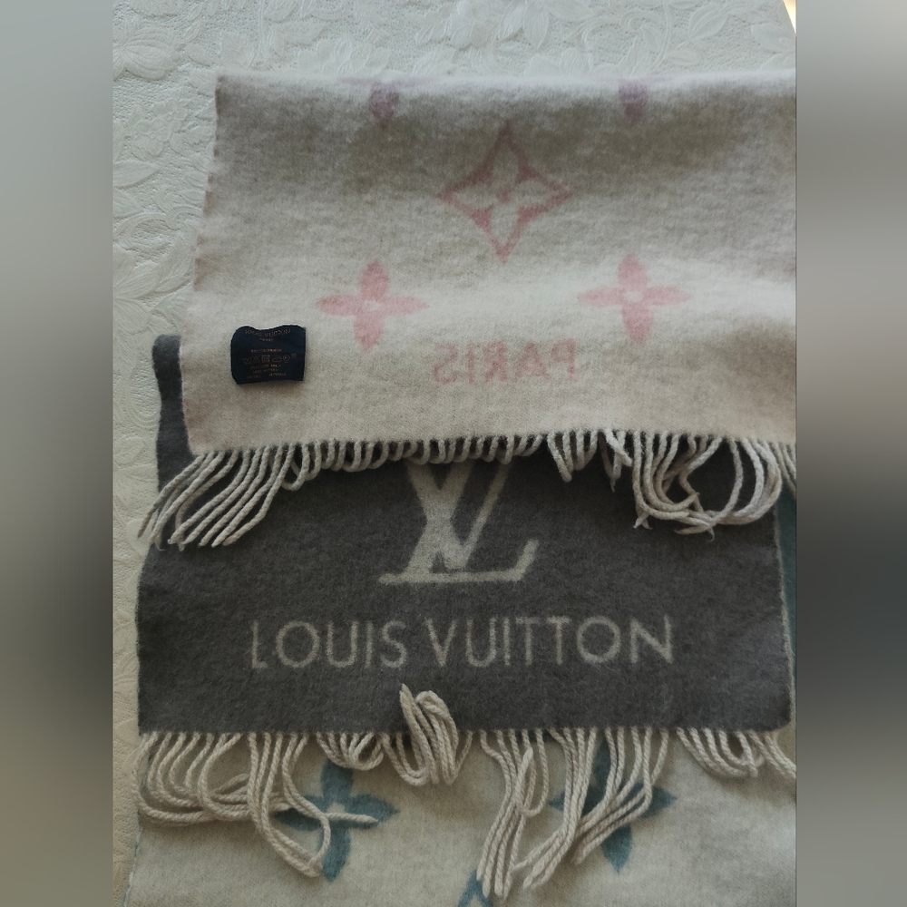 Authentic Louis Vuitton Reykjavik Scarf, Cashmere, rose Bleu - Picture 7 of 9